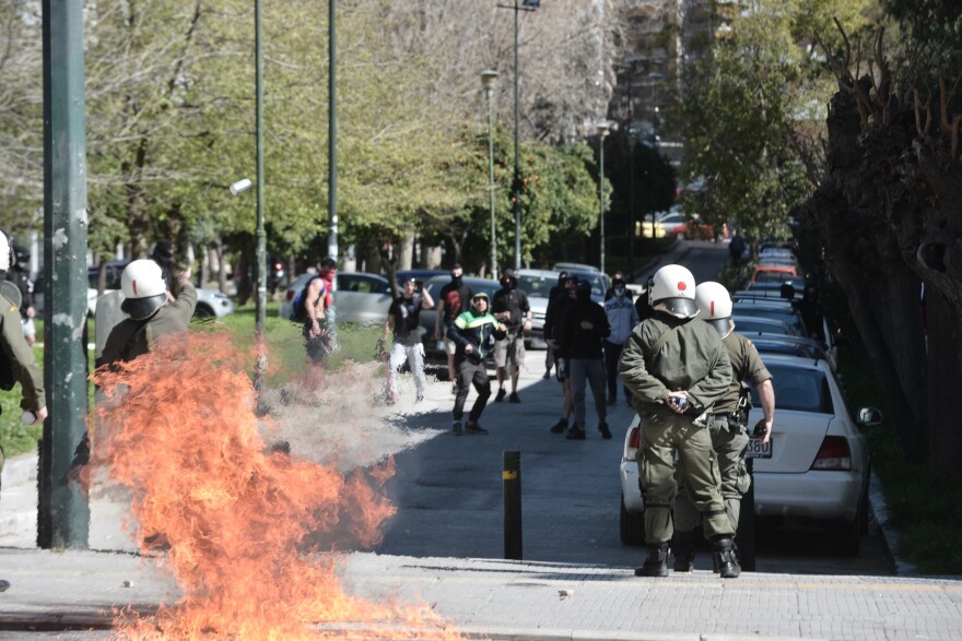 Μολότοφ και πετροπόλεμος στο Πολυτεχνείο μετά το μαθητικό συλλαλητήριο