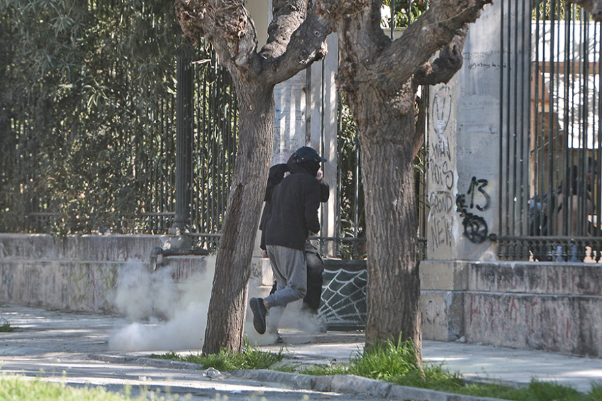 Μολότοφ και πετροπόλεμος στο Πολυτεχνείο μετά το μαθητικό συλλαλητήριο