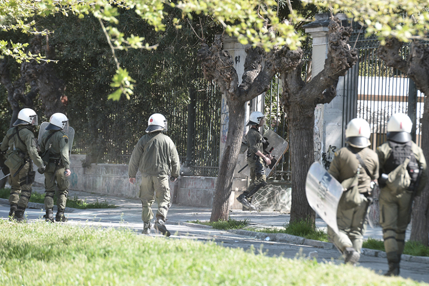 Μολότοφ και πετροπόλεμος στο Πολυτεχνείο μετά το μαθητικό συλλαλητήριο