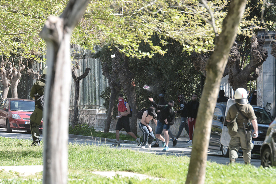 Μολότοφ και πετροπόλεμος στο Πολυτεχνείο μετά το μαθητικό συλλαλητήριο