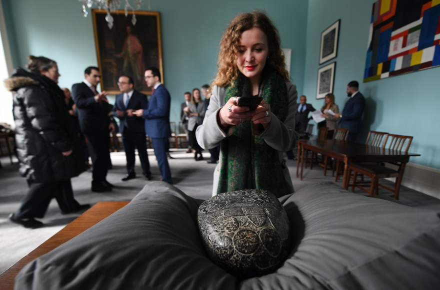 Το Λονδίνο επέστρεψε κλεμμένη βαβυλωνιακή στήλη στο Ιράκ