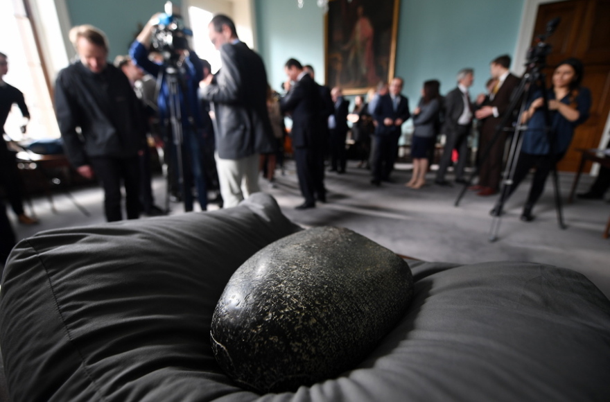 Το Λονδίνο επέστρεψε κλεμμένη βαβυλωνιακή στήλη στο Ιράκ