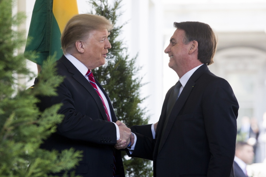 Ο Τραμπ θέλει να βάλει τη Βραζιλία του εθνικιστή Μπολσονάρου στο ΝΑΤΟ