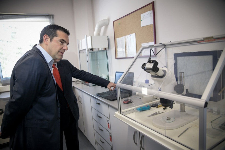 Τσίπρας στο Δημόκριτο: Να έχουμε πάντα την πόρτα της επιστροφής ανοιχτή για κάθε επιστήμονα