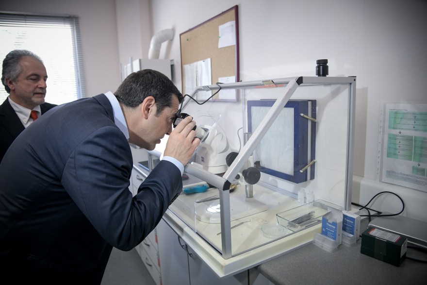 Τσίπρας στο Δημόκριτο: Να έχουμε πάντα την πόρτα της επιστροφής ανοιχτή για κάθε επιστήμονα