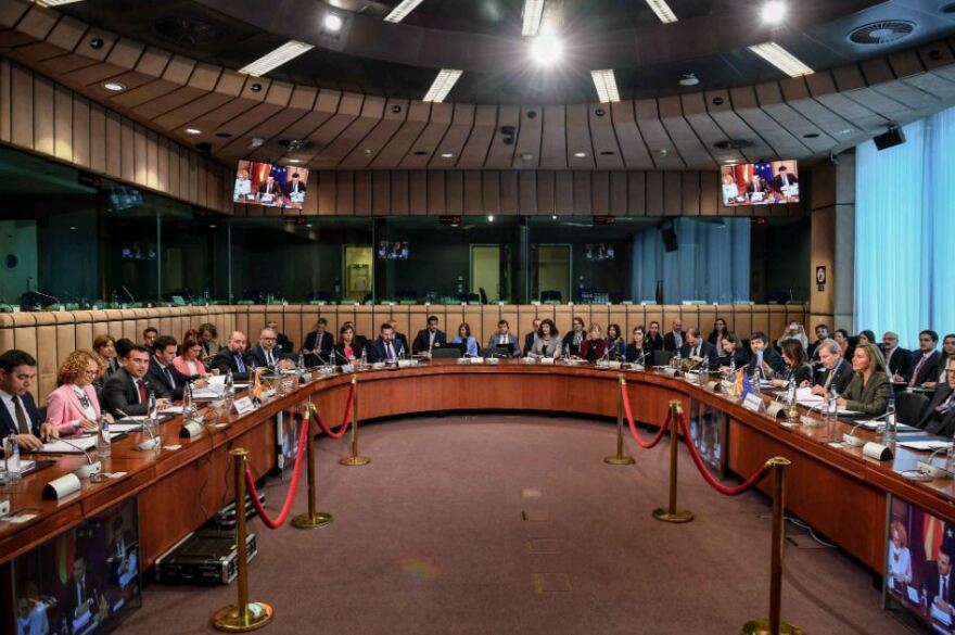 Ο Ζάεφ «ανεβάζει» φωτογραφίες από τη «Βόρεια Μακεδονία» στην ΕΕ