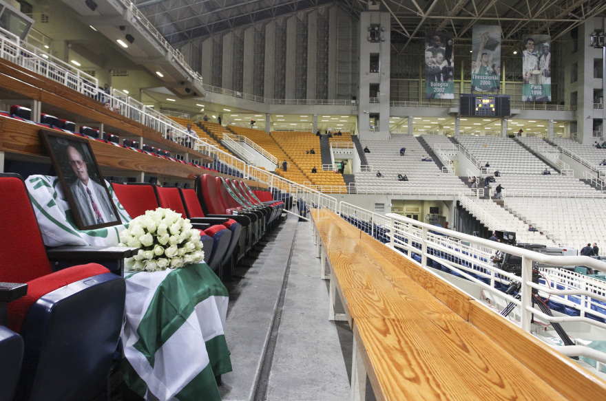 Φωτογραφίες: Η σημαία του Παναθηναϊκού «σκεπάζει» την άδεια θέση του Θανάση Γιαννακόπουλου στο ΟΑΚΑ