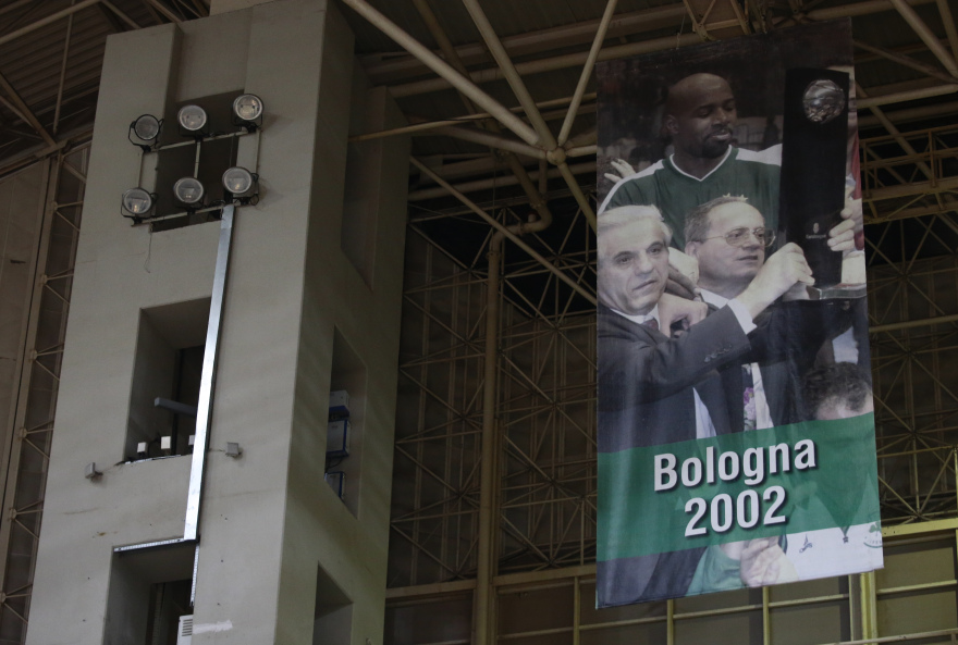 Φωτογραφίες: Η σημαία του Παναθηναϊκού «σκεπάζει» την άδεια θέση του Θανάση Γιαννακόπουλου στο ΟΑΚΑ