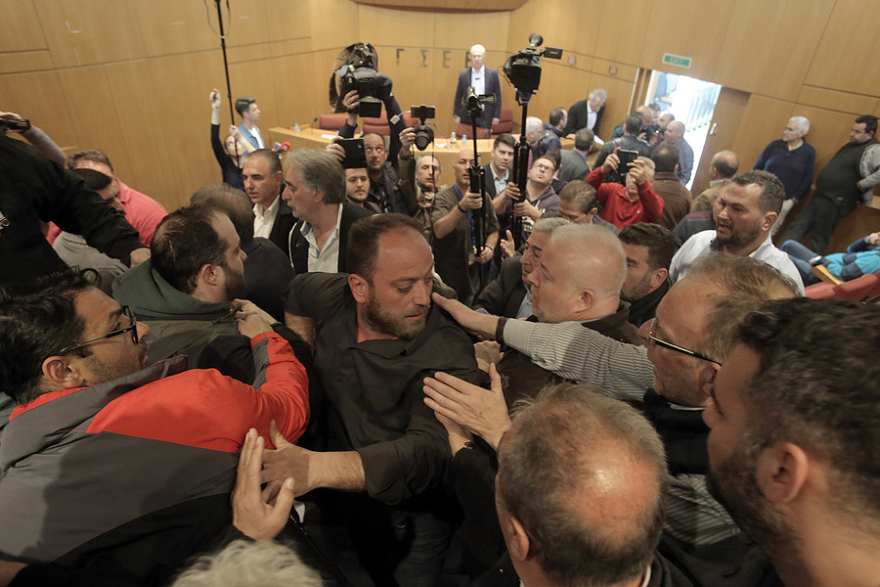 Πιάστηκαν στα χέρια στη ΓΣΕΕ