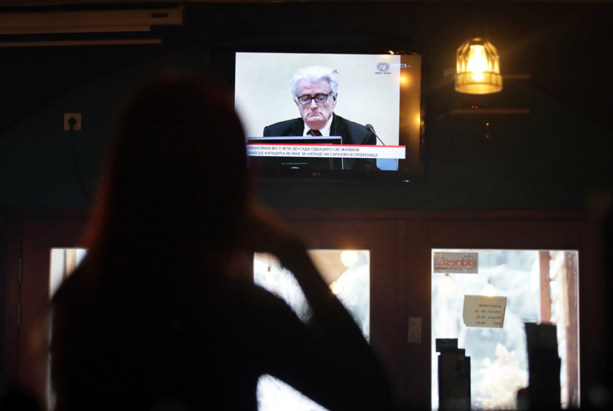 Καταδίκη Κάρατζιτς: Οι χήρες της σφαγής στη Σρεμπρένιτσα υποδέχονται την ετυμηγορία