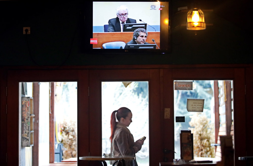 Καταδίκη Κάρατζιτς: Οι χήρες της σφαγής στη Σρεμπρένιτσα υποδέχονται την ετυμηγορία