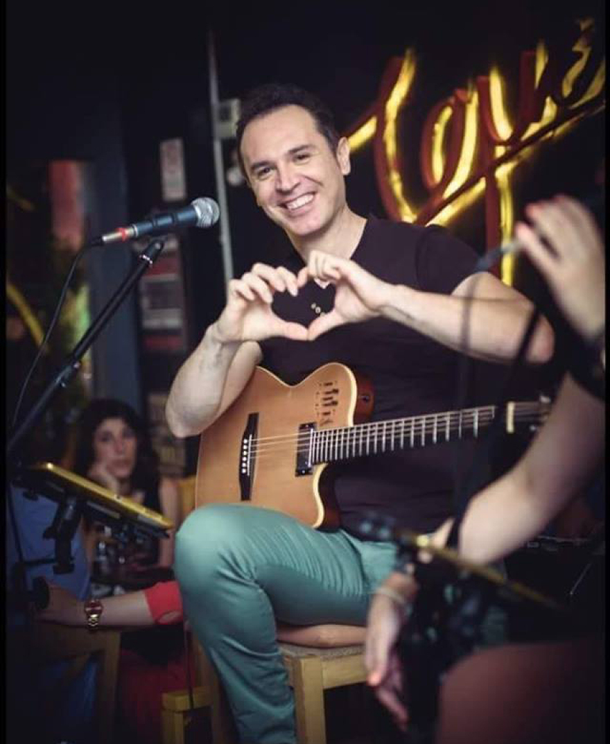 Στο «Ρουκ Ζουκ» τραγουδιστής του «The Voice» 