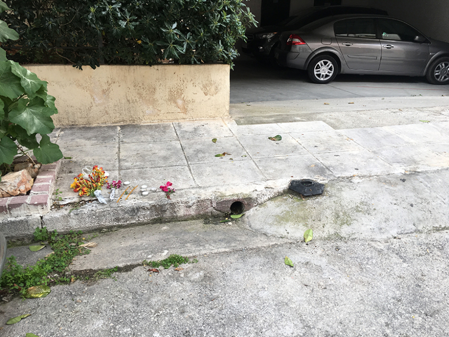 Τραγωδία στον Ν. Κόσμο: Ένα ζευγάρι λευκά παπουτσάκια για ένα παιδί που δεν θα τα φορέσει ποτέ