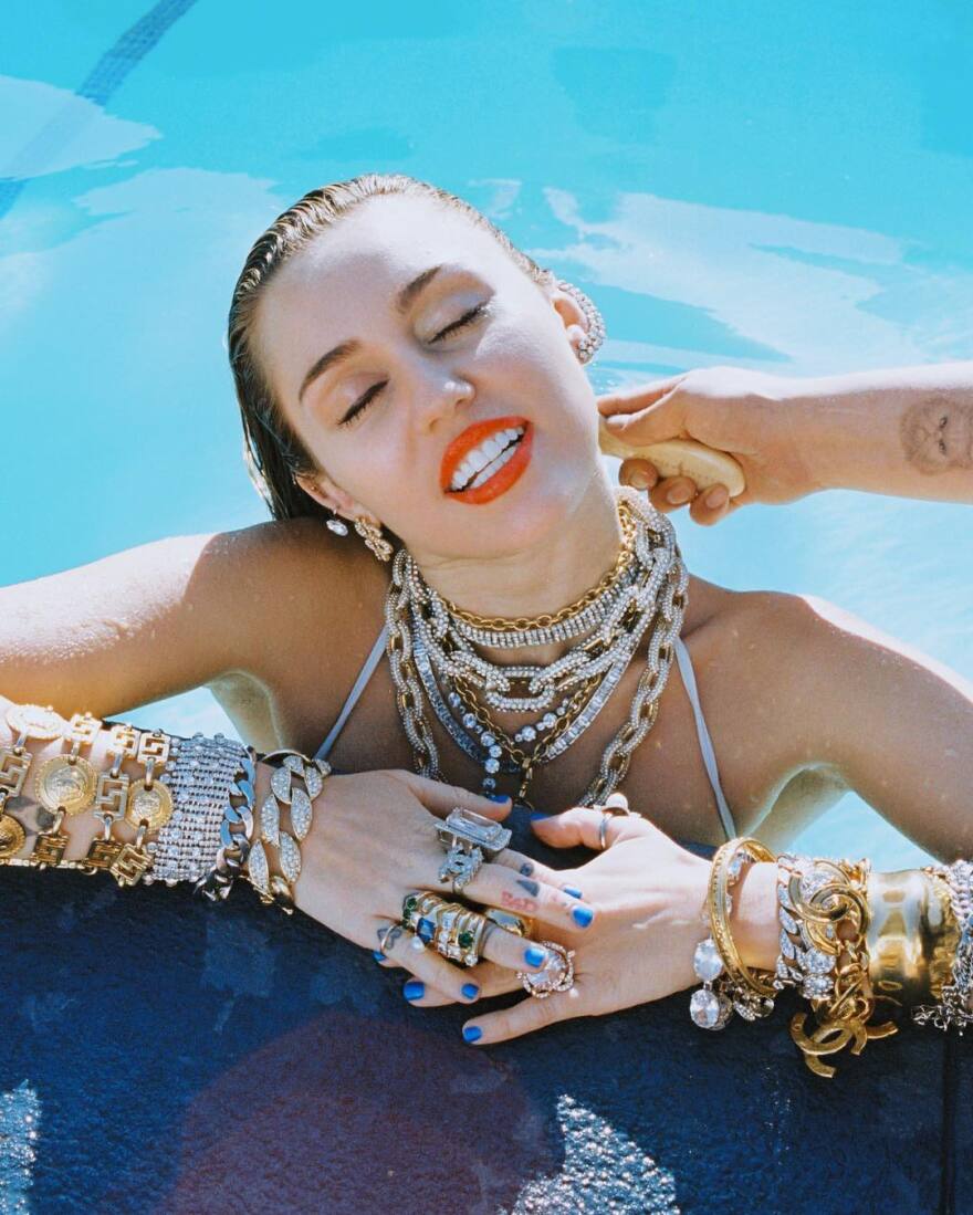 Φωτογραφία: Η Miley Cyrus τα... πέταξε όλα και δήλωσε «έτοιμη για τρελό πάρτι»
