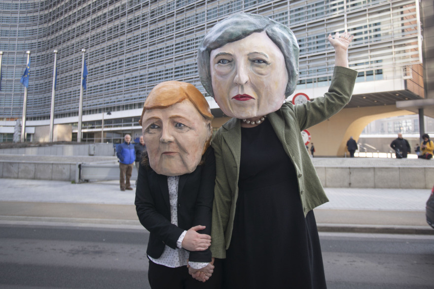 «Κάντε έρωτα, όχι Brexit»: Διαδηλωτές αγκαλιά με «Μέρκελ» και «Μέι» στη Σύνοδο Κορυφής