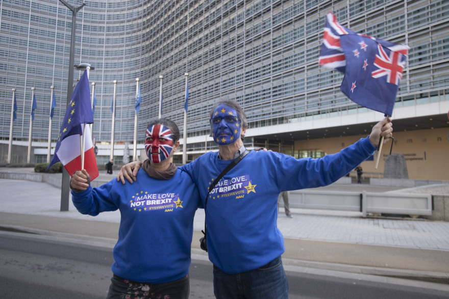 «Κάντε έρωτα, όχι Brexit»: Διαδηλωτές αγκαλιά με «Μέρκελ» και «Μέι» στη Σύνοδο Κορυφής