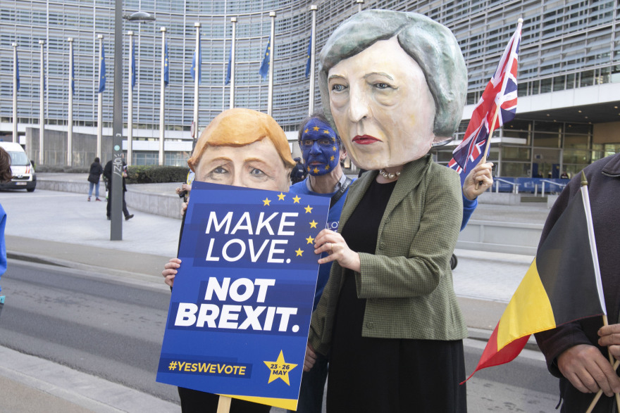 «Κάντε έρωτα, όχι Brexit»: Διαδηλωτές αγκαλιά με «Μέρκελ» και «Μέι» στη Σύνοδο Κορυφής