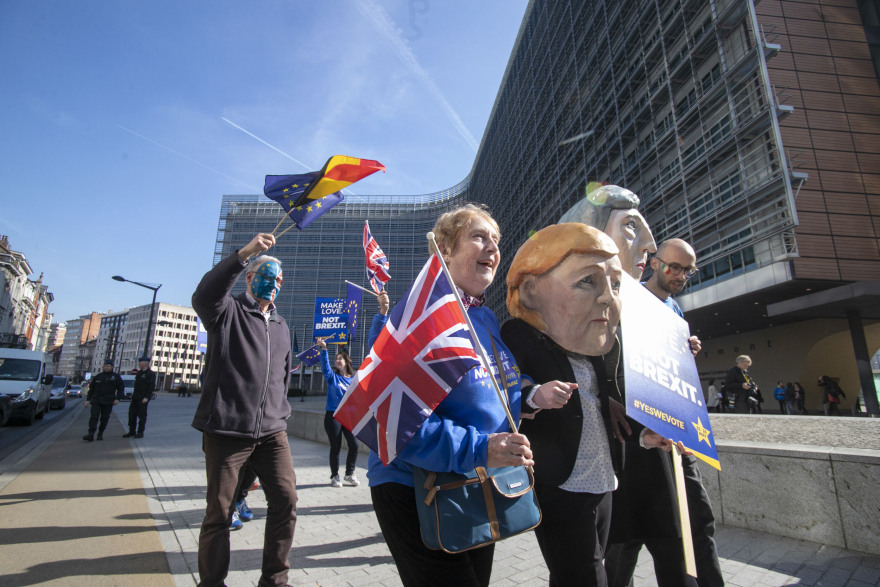 «Κάντε έρωτα, όχι Brexit»: Διαδηλωτές αγκαλιά με «Μέρκελ» και «Μέι» στη Σύνοδο Κορυφής