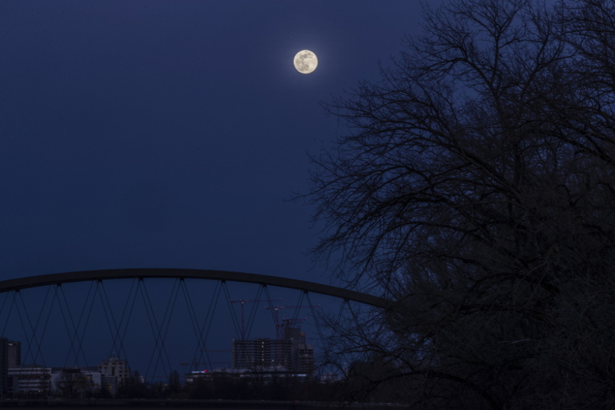 Εαρινή ισημερία με...υπερπανσέληνο: Εντυπωσιακές εικόνες από το σπάνιο φαινόμενο στον κόσμο