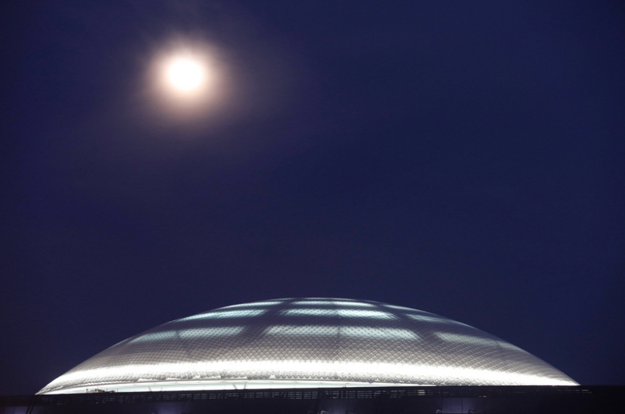 Εαρινή ισημερία με...υπερπανσέληνο: Εντυπωσιακές εικόνες από το σπάνιο φαινόμενο στον κόσμο