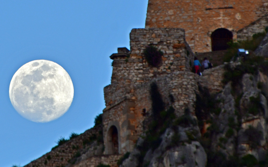 Εαρινή ισημερία με...υπερπανσέληνο: Εντυπωσιακές εικόνες από το σπάνιο φαινόμενο στον κόσμο