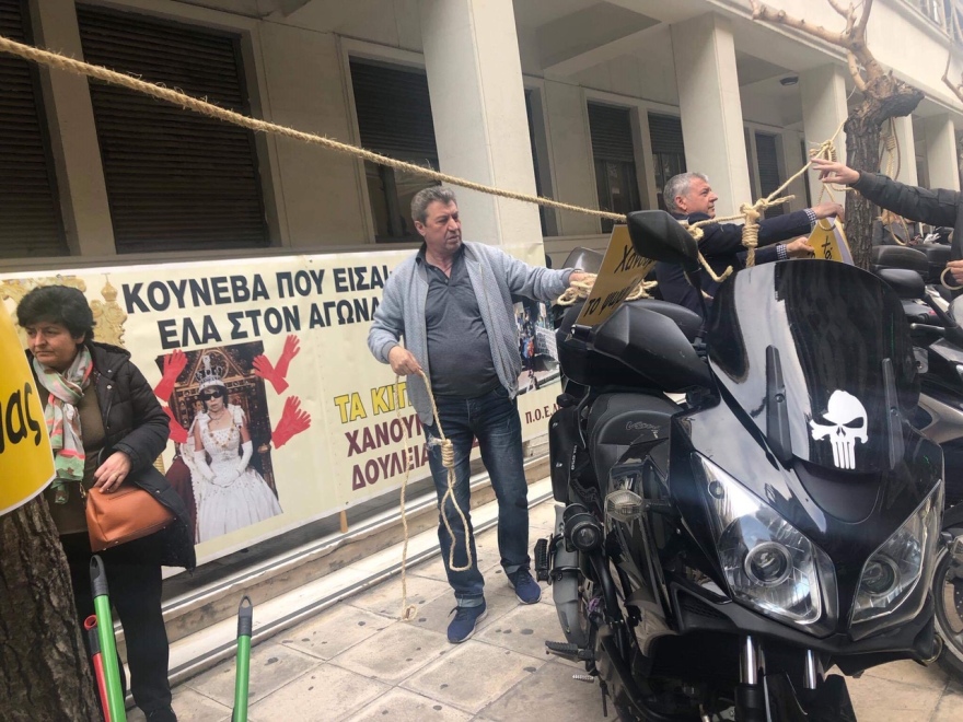 Καθαρίστριες κρέμασαν τις ρόμπες τους και μοιράζουν φασολάδα της «ολιγαρκούς αφθονίας»