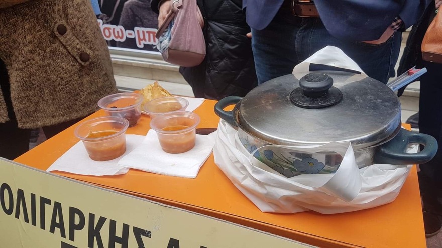 Καθαρίστριες κρέμασαν τις ρόμπες τους και μοιράζουν φασολάδα της «ολιγαρκούς αφθονίας»