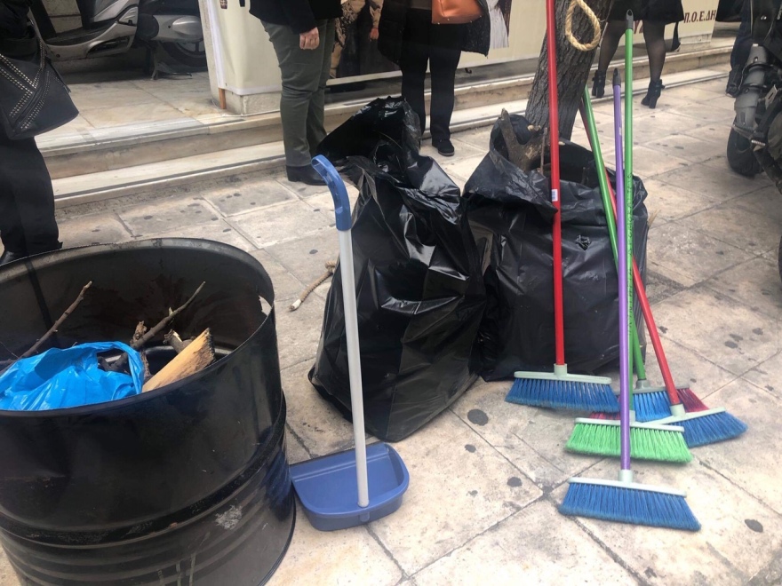 Καθαρίστριες κρέμασαν τις ρόμπες τους και μοιράζουν φασολάδα της «ολιγαρκούς αφθονίας»