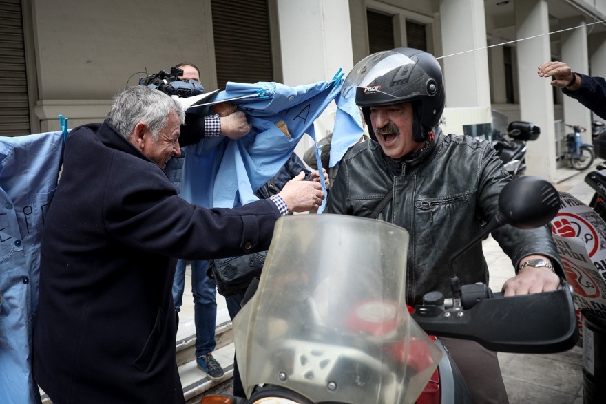 Σόου Πολάκη: Βγήκε με την ντουντούκα να πει «μόνο εγώ σας νοιάζομαι» στις καθαρίστριες - Δείτε βίντεο