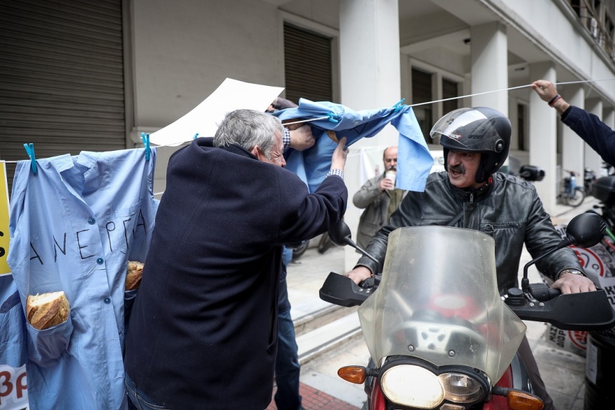 Σόου Πολάκη: Βγήκε με την ντουντούκα να πει «μόνο εγώ σας νοιάζομαι» στις καθαρίστριες - Δείτε βίντεο