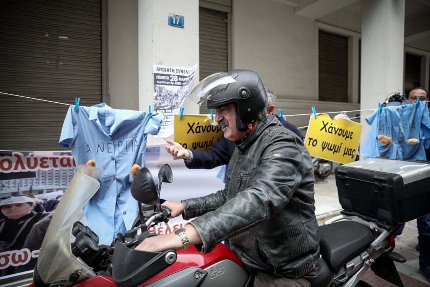 Σόου Πολάκη: Βγήκε με την ντουντούκα να πει «μόνο εγώ σας νοιάζομαι» στις καθαρίστριες - Δείτε βίντεο