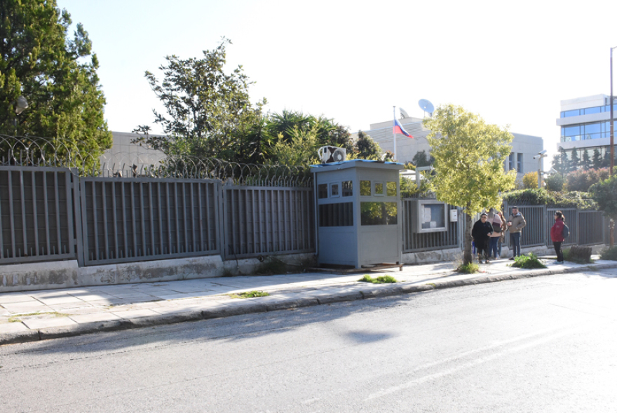 Πέταξαν χειροβομβίδα που εξερράγη στο ρωσικό προξενείο στο Χαλάνδρι