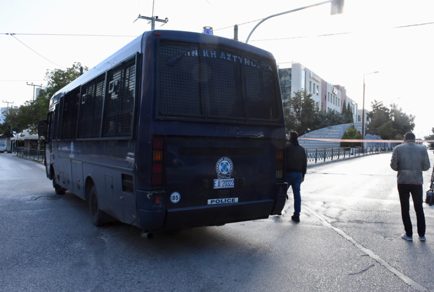 Πέταξαν χειροβομβίδα που εξερράγη στο ρωσικό προξενείο στο Χαλάνδρι