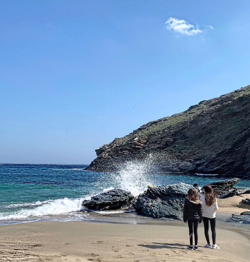 Τριήμερο στην Άνδρο για την Ελένη Μενεγάκη- Η φωτογραφία με τις κόρες της 