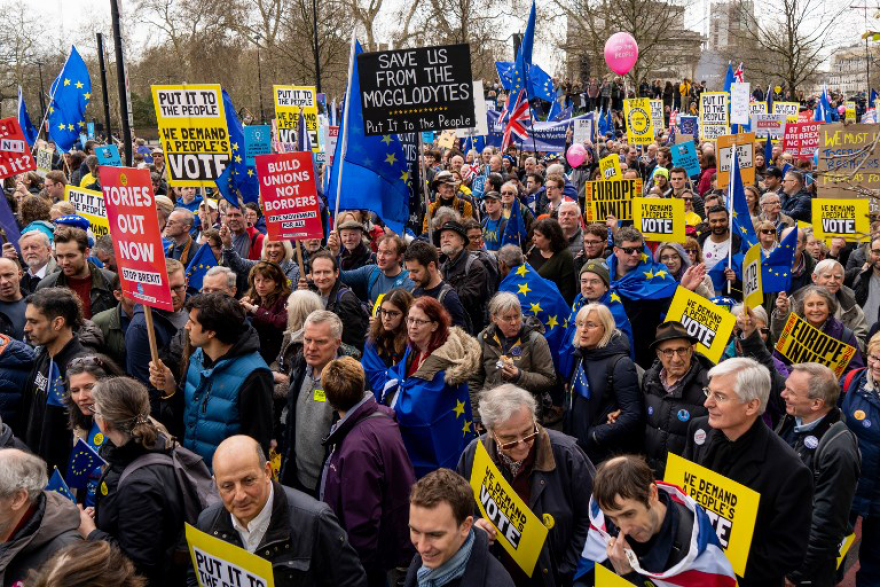 Βίντεο και φωτογραφίες: Εκατοντάδες χιλιάδες άνθρωποι στους δρόμους του Λονδίνου - Ζητούν νέο δημοψήφισμα  