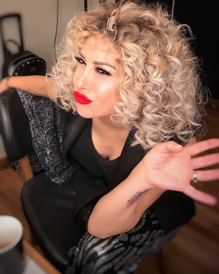 Η Μελίνα Ασλανίδου έγινε ξανθιά με... μπούκλες 