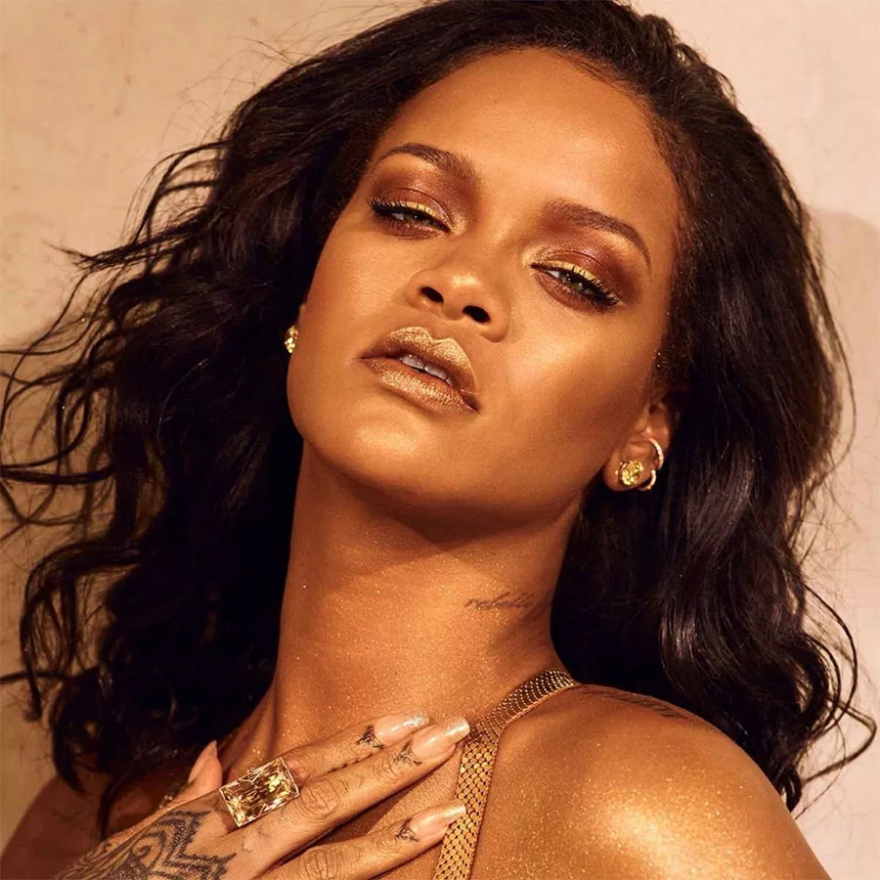 H Rihanna έχασε τα περιττά κιλά και ποζάρει με καλοκαιρινή διάθεση 