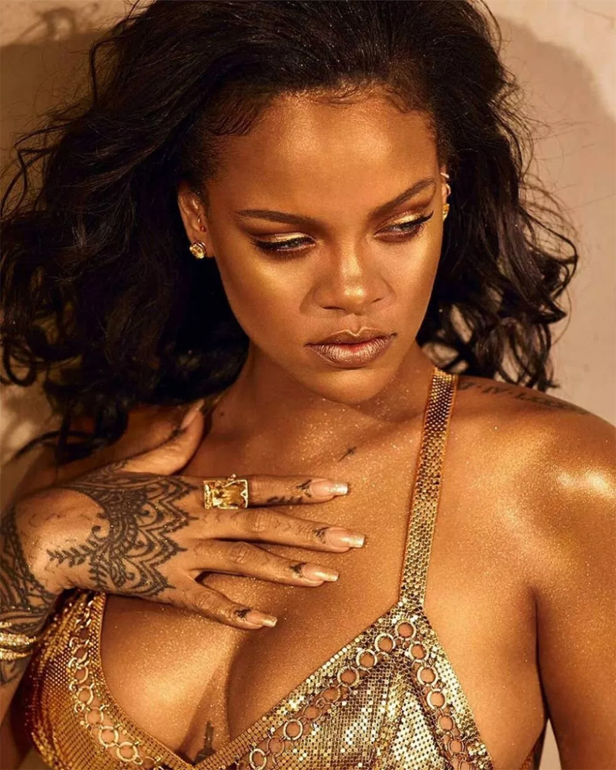 H Rihanna έχασε τα περιττά κιλά και ποζάρει με καλοκαιρινή διάθεση 