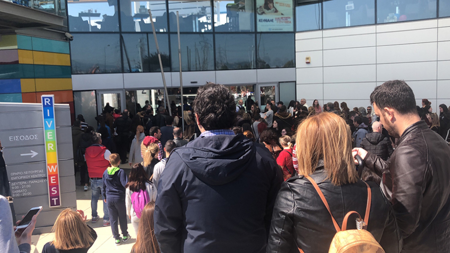 Φωτιά στο πάρκινγκ πολυκαταστήματος στον Κηφισό