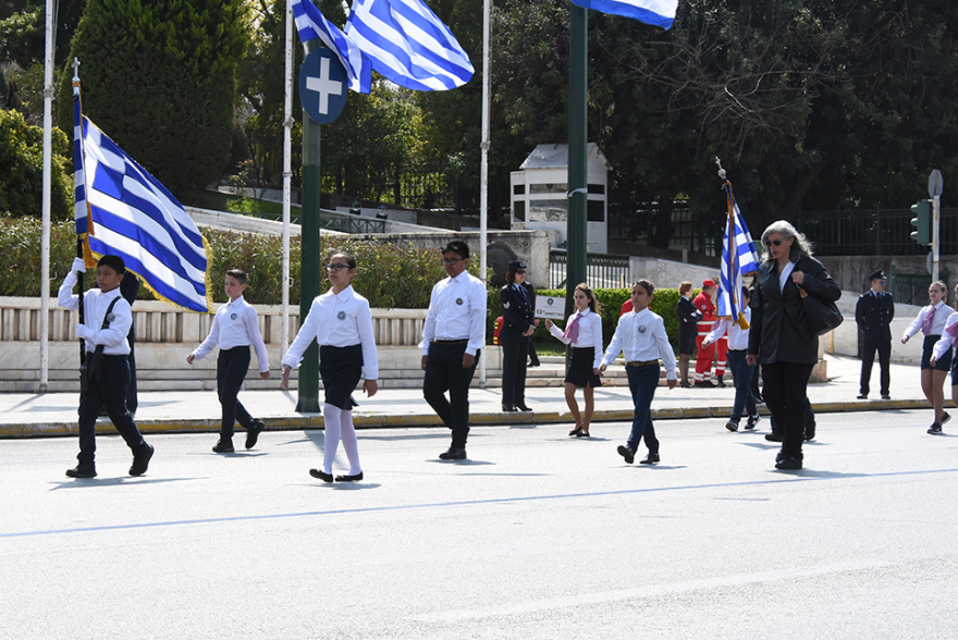 Φωτογραφίες: Δεκάδες σχολεία στη μαθητική παρέλαση στο Σύνταγμα