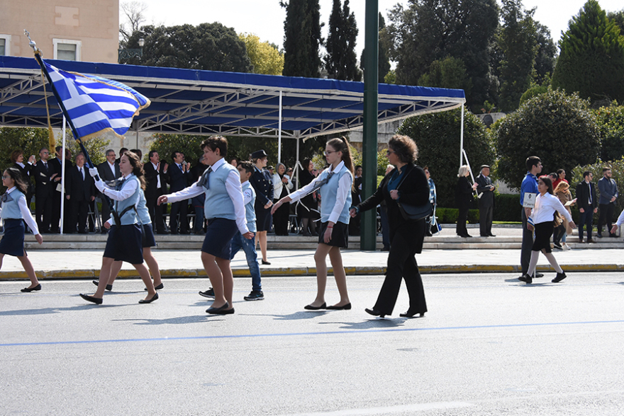 Φωτογραφίες: Δεκάδες σχολεία στη μαθητική παρέλαση στο Σύνταγμα