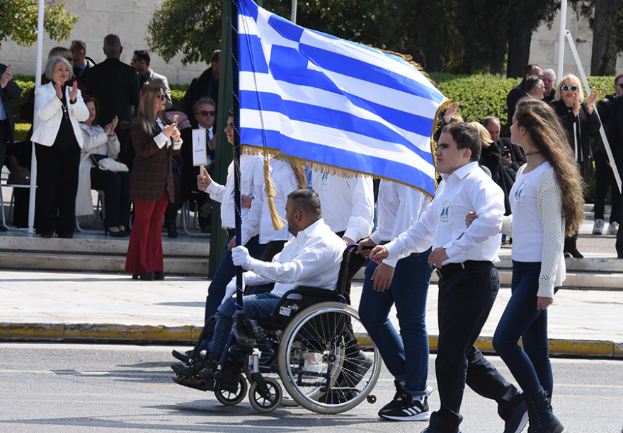 Φωτογραφίες: Δεκάδες σχολεία στη μαθητική παρέλαση στο Σύνταγμα