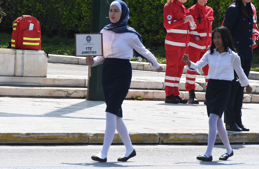 Φωτογραφίες: Δεκάδες σχολεία στη μαθητική παρέλαση στο Σύνταγμα