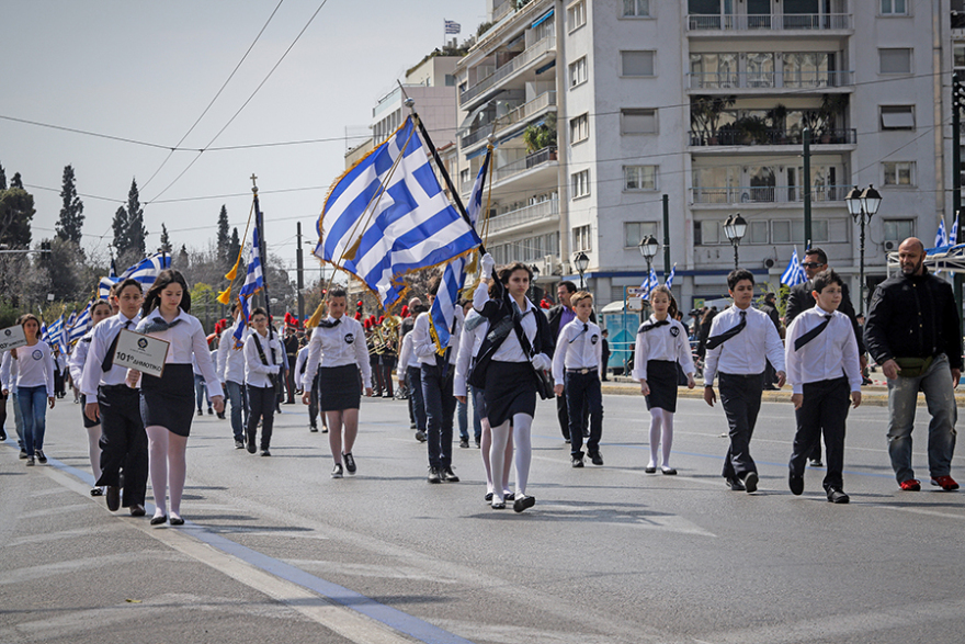 Φωτογραφίες: Δεκάδες σχολεία στη μαθητική παρέλαση στο Σύνταγμα