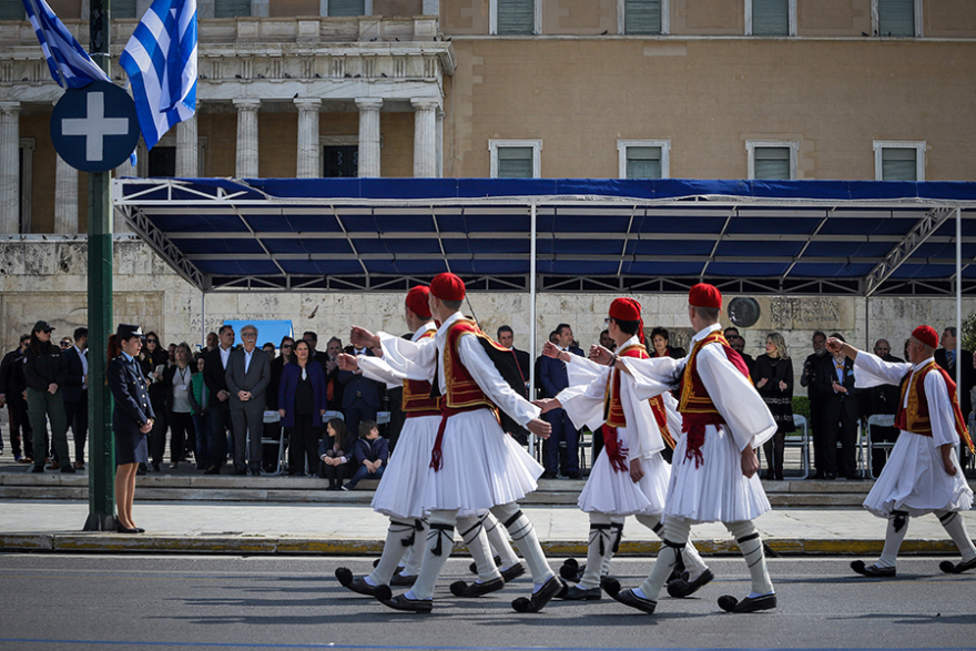 Φωτογραφίες: Δεκάδες σχολεία στη μαθητική παρέλαση στο Σύνταγμα
