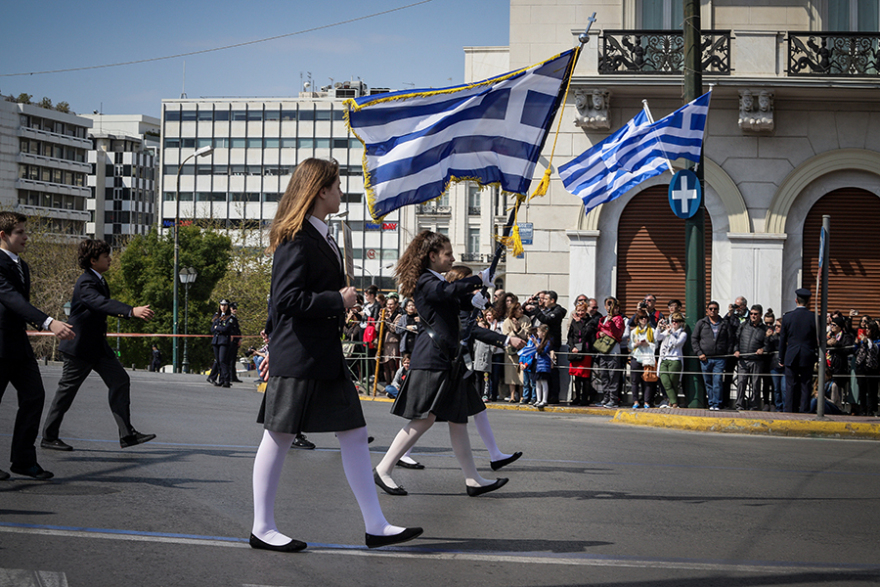 Φωτογραφίες: Δεκάδες σχολεία στη μαθητική παρέλαση στο Σύνταγμα