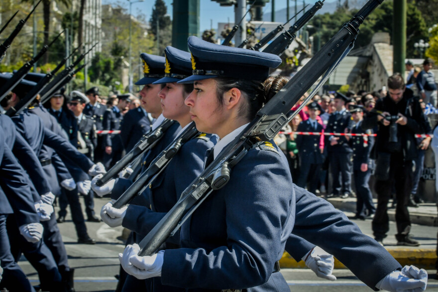 Φωτογραφίες: Γυναίκες στα χακί τράβηξαν τα βλέμματα στην στρατιωτική παρέλαση της Αθήνας