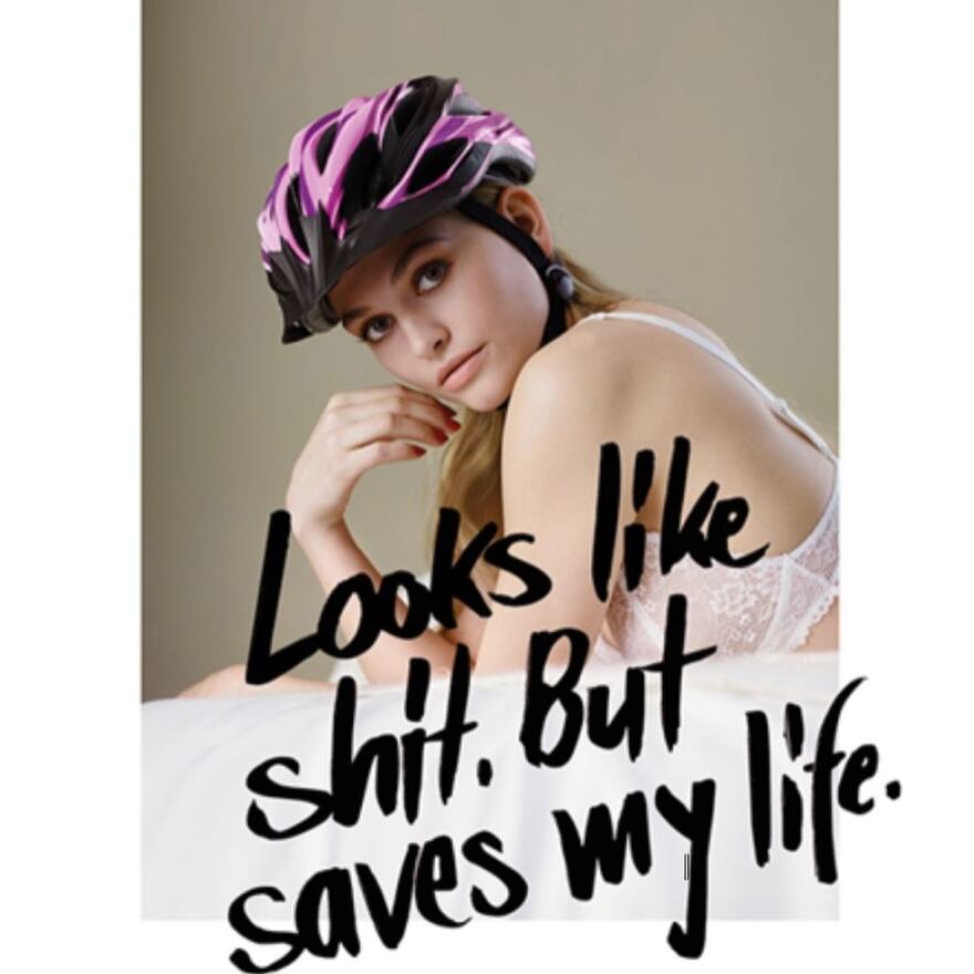 Σάλος στη Γερμανία για την προκλητική διαφήμιση υπέρ της χρήσης κράνους στο ποδήλατο