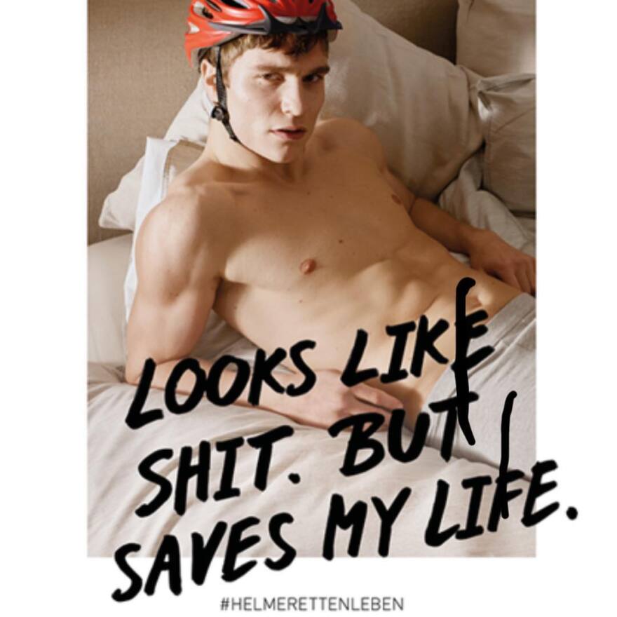 Σάλος στη Γερμανία για την προκλητική διαφήμιση υπέρ της χρήσης κράνους στο ποδήλατο