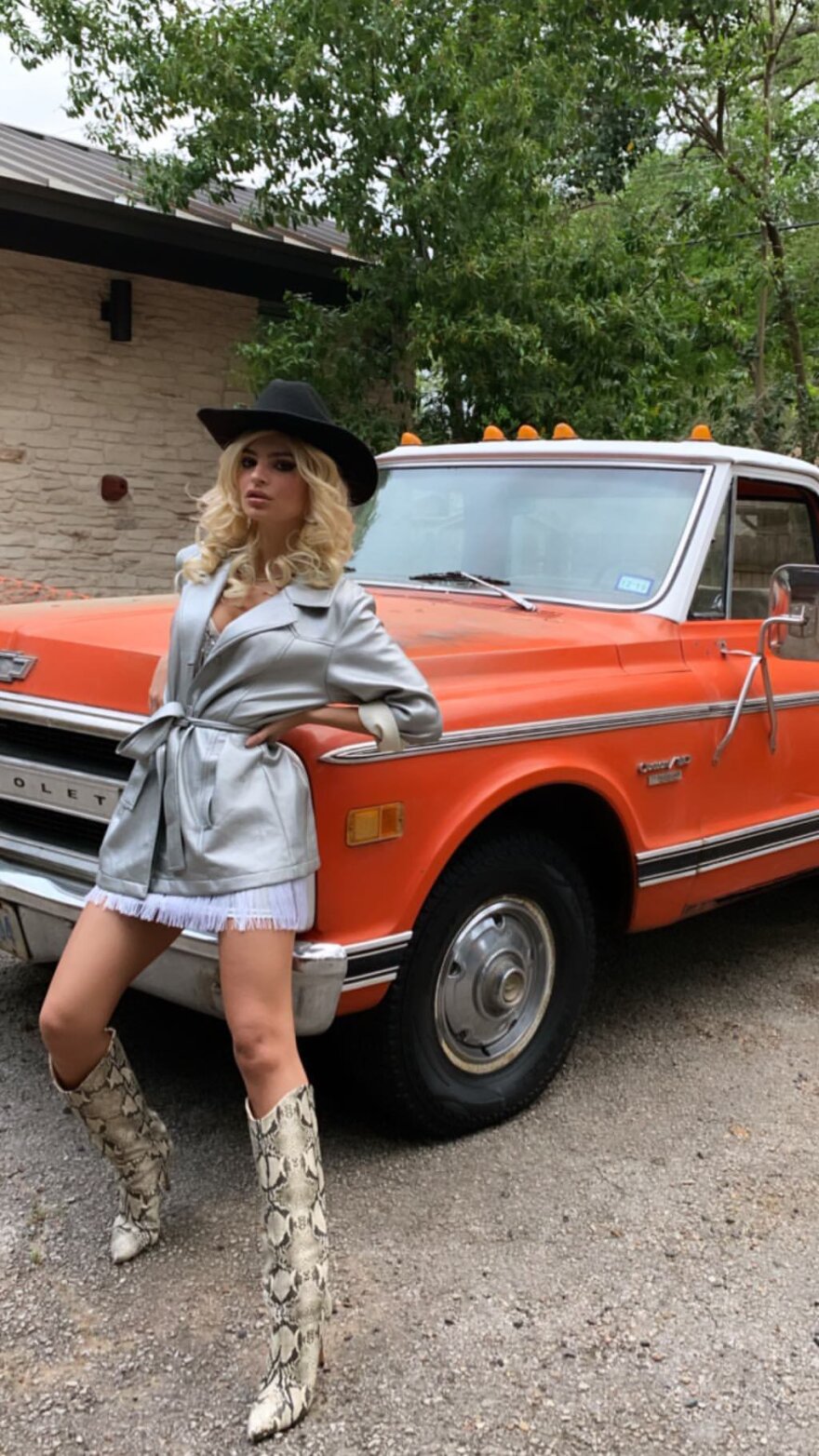 Η Εμιλι Ρατακόφσκι είναι ένα σέξι... cowgirl 